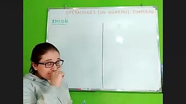 PROFESORA ENSENA A ALUMNOS A SUMAR, RESTAR Y MULTIPLICAR EN NUMEROS COMPLEJ